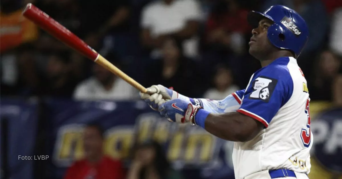 Yasiel Puig despues de conectar un jonrón con Tiburones de La Guaira en Venezuela