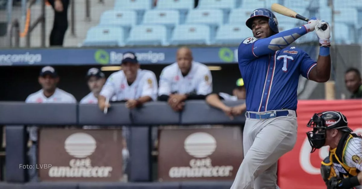 Yasiel Puig haciendo swing con uniforme de Tiburones de La Guaira en Venezuela