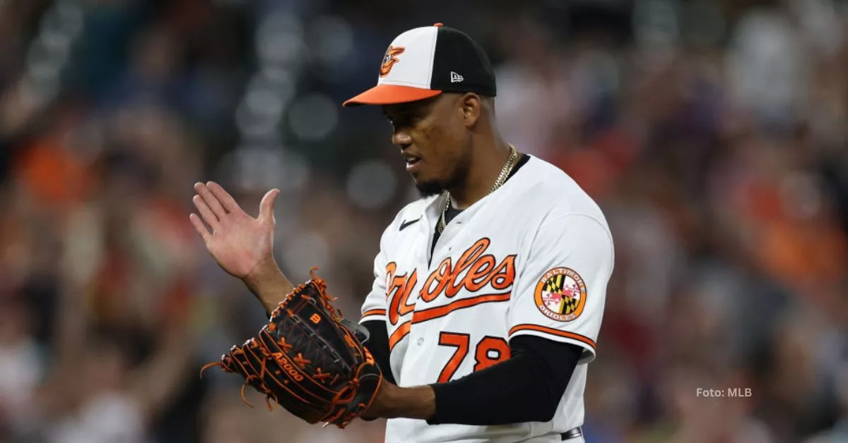 Yennier Cano aplaudiendo luego de conseguir un out importante con Baltimore Orioles