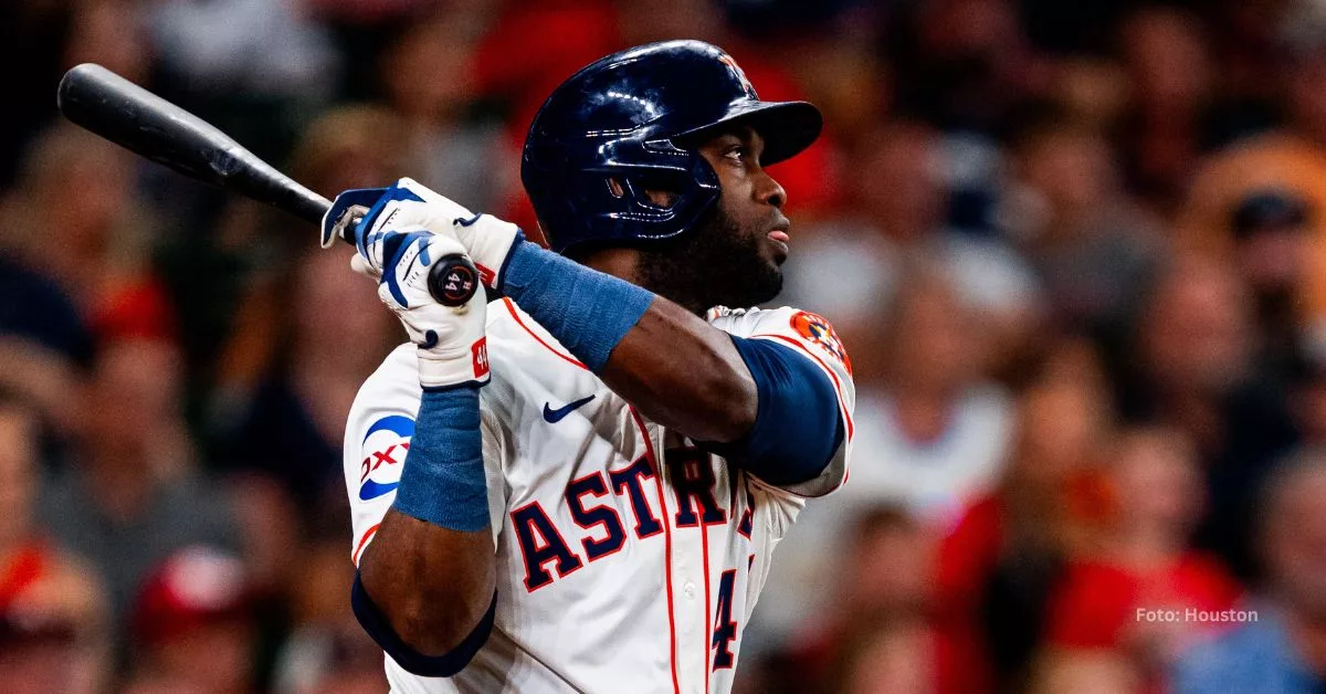 Yordan Alvarez bateando con Houston Astros