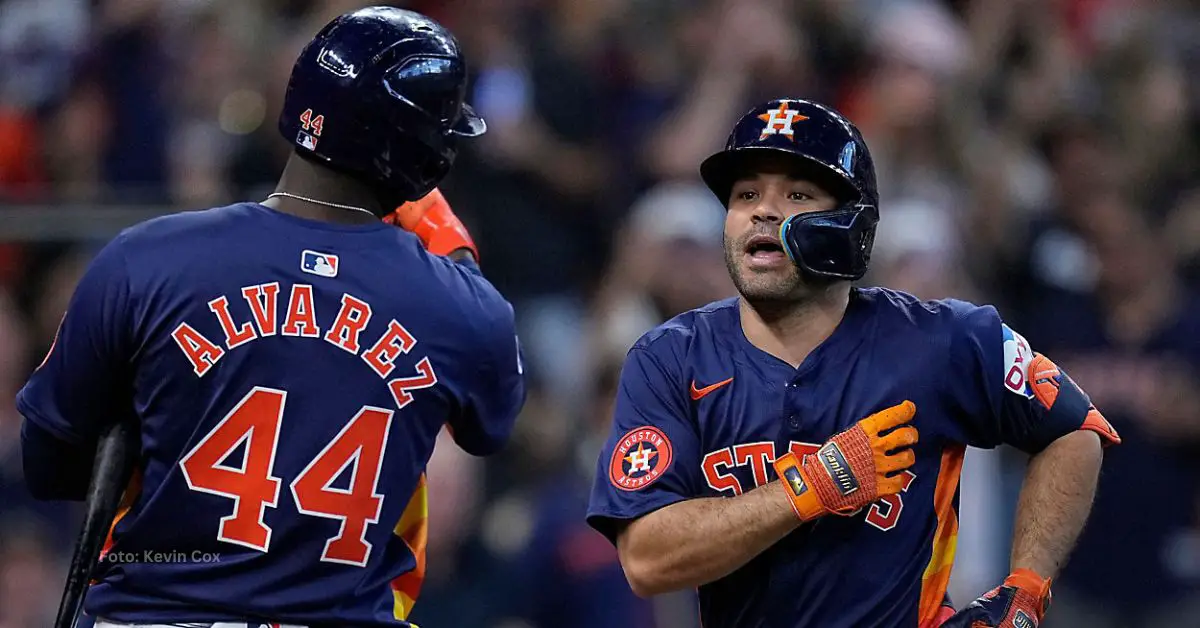 Yordan Alvarez y Jose Altuve celebran con el uniforme de Houston Astros