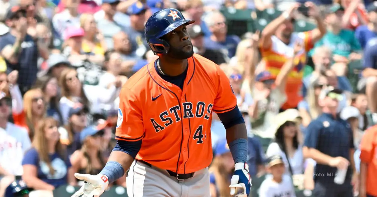 Yordan Alvarez después de hacer swing con Houston Astros