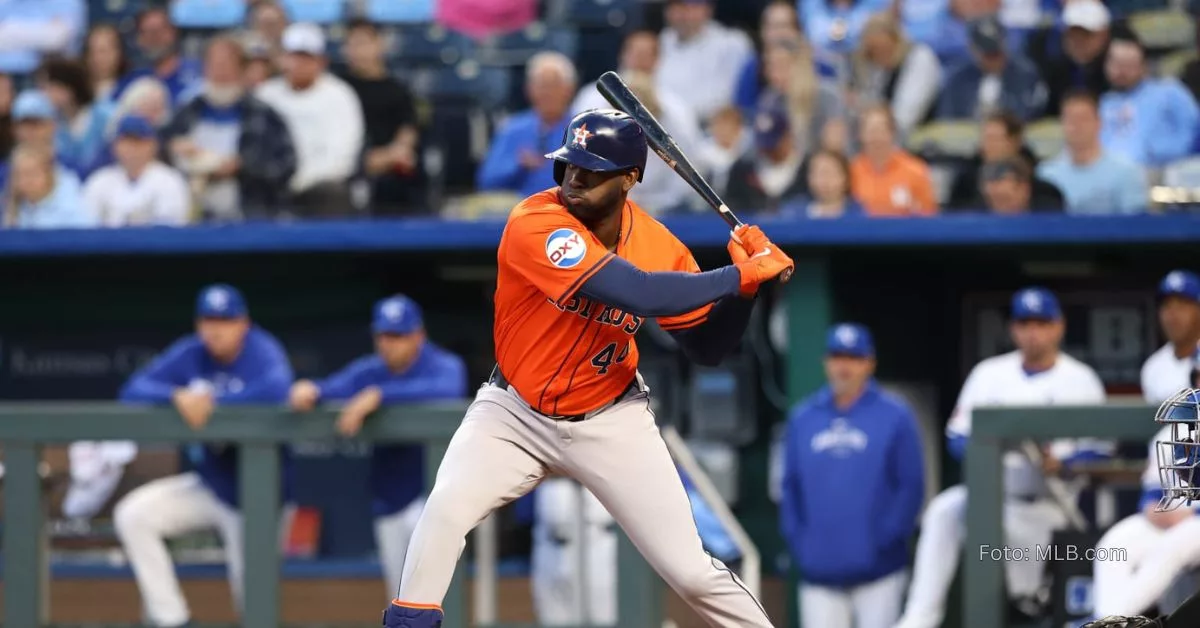 Yordan Alvarez con uniforme naranja y gris de Houston Astros observando la bola para hacer un swing