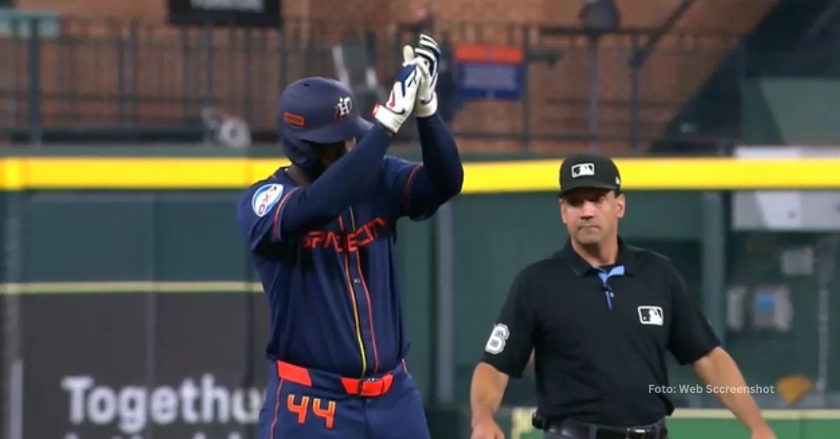 Yordan Alvarez festejando doble en el Minute Maid Park