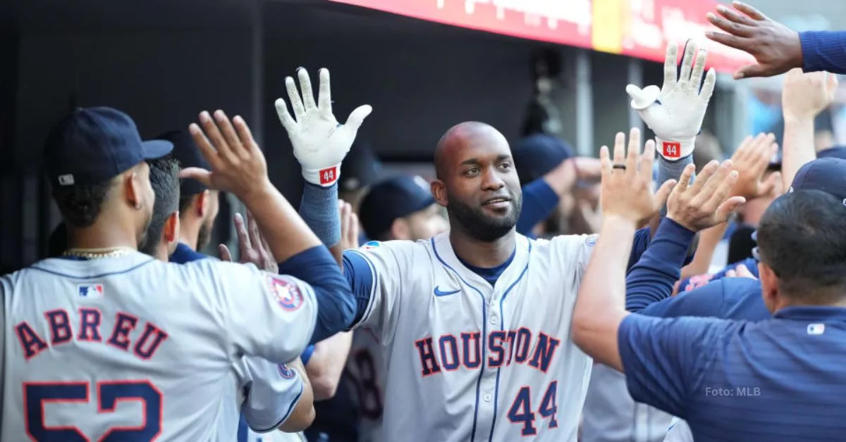 Cubano Yordan Alvarez entrando al dugout de Houston Astros