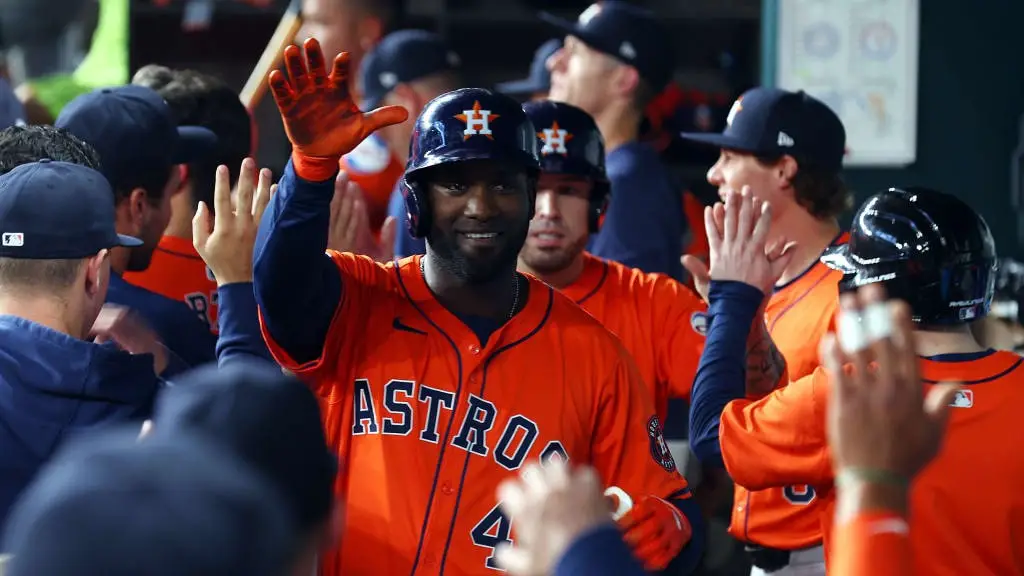 El cubano Yordan Alvarez sacó a relucir su bateo de largometraje ante Texas Rangers