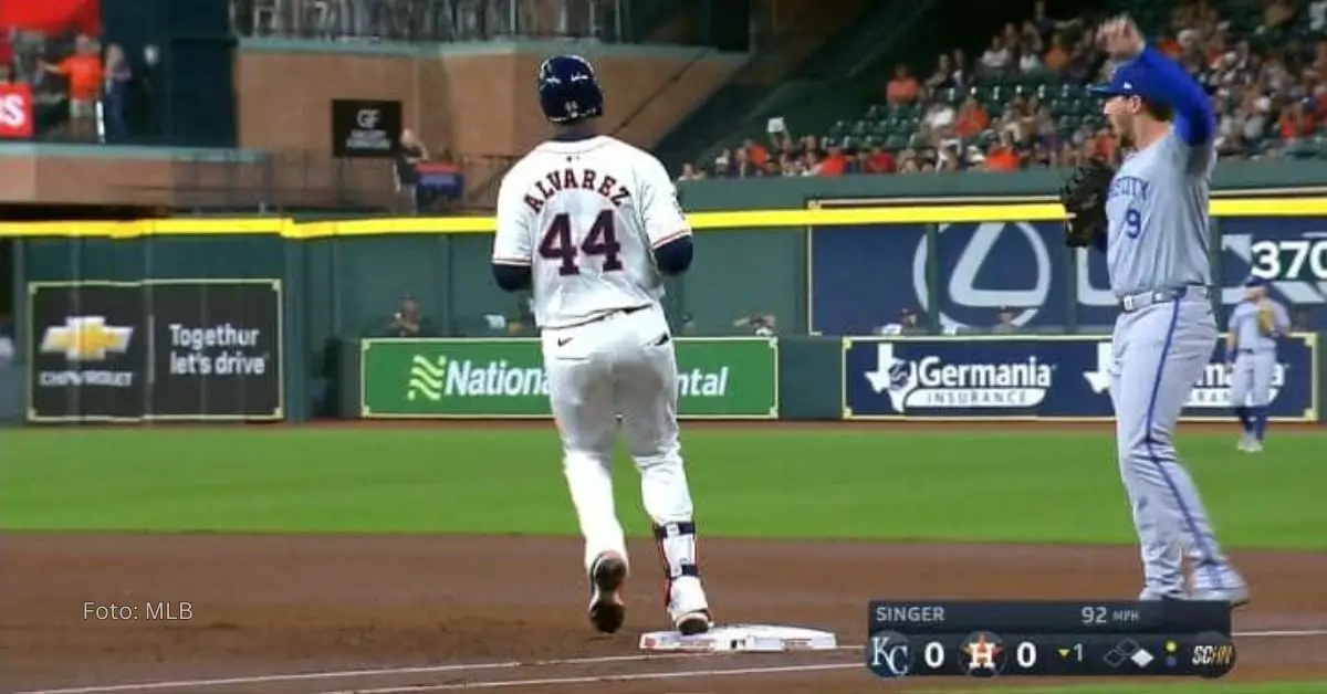 Yordan Alvarez llegando a la primera base tras conectar su primer hit en el juego entre Houston Astros y Kansas City Royals