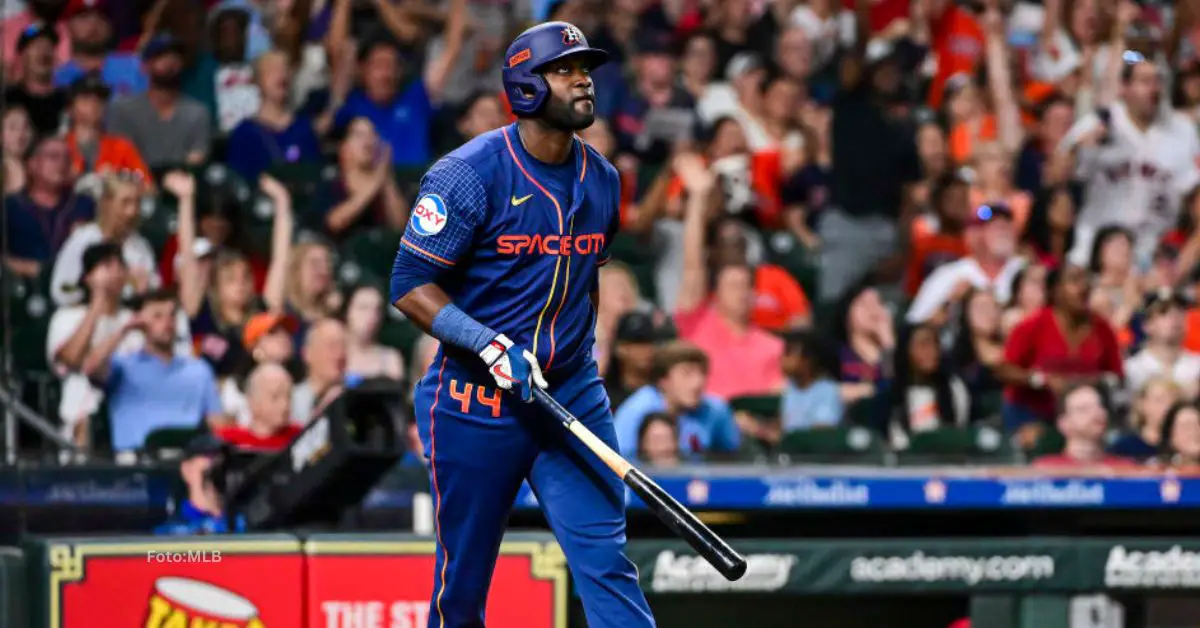 Yordan Alvarez viendo un cuadrangular con Houston Astros