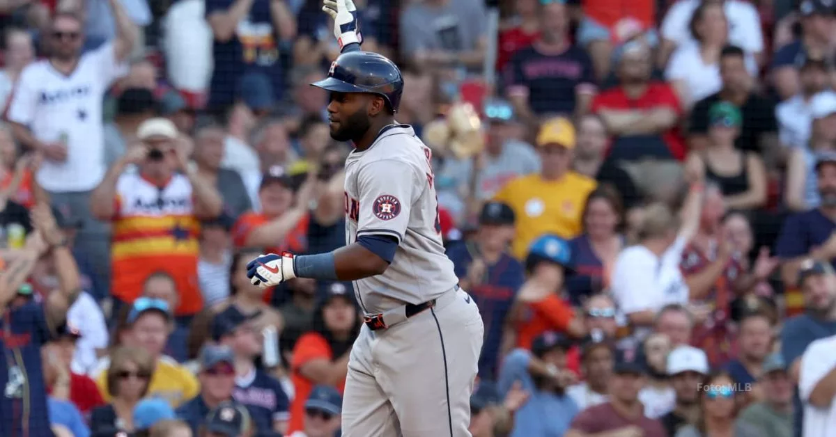 Yordan Alvarez pasando por tercera y celebrando en un juego de Houston Astros