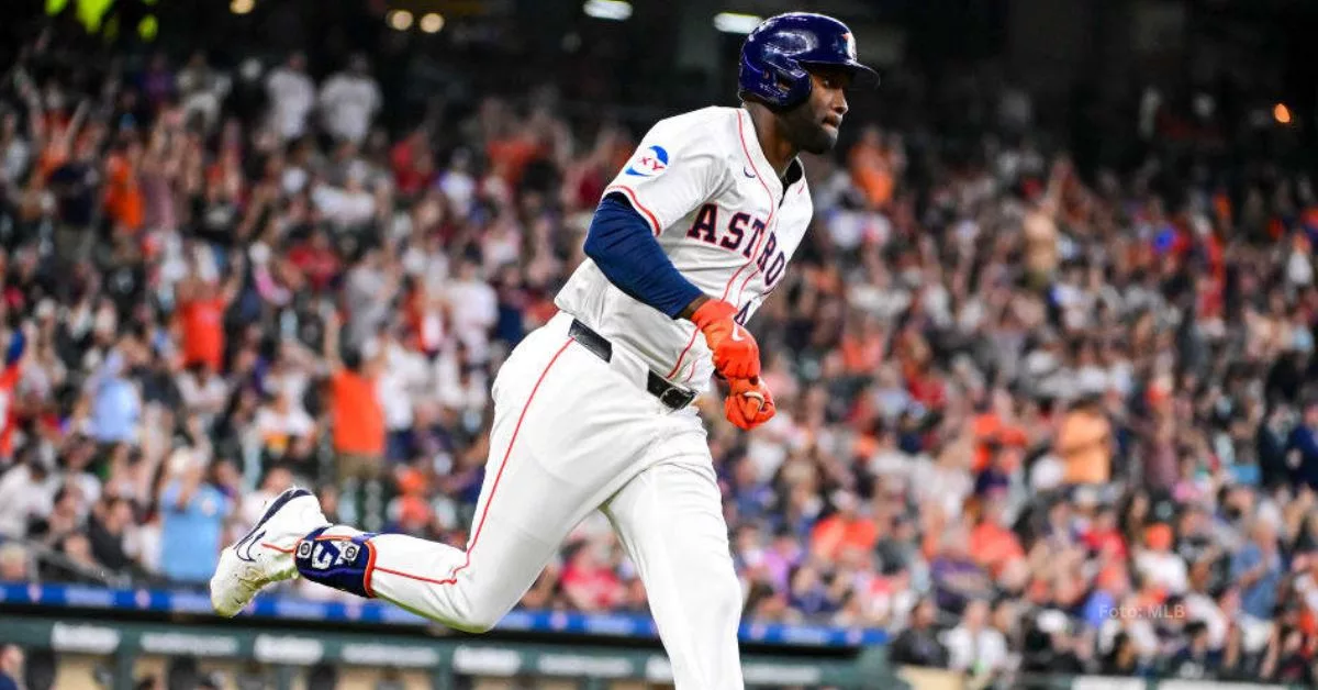 Cubano Yordan Alvarez corriendo las almohadillas con el uniforme de Houston Astros