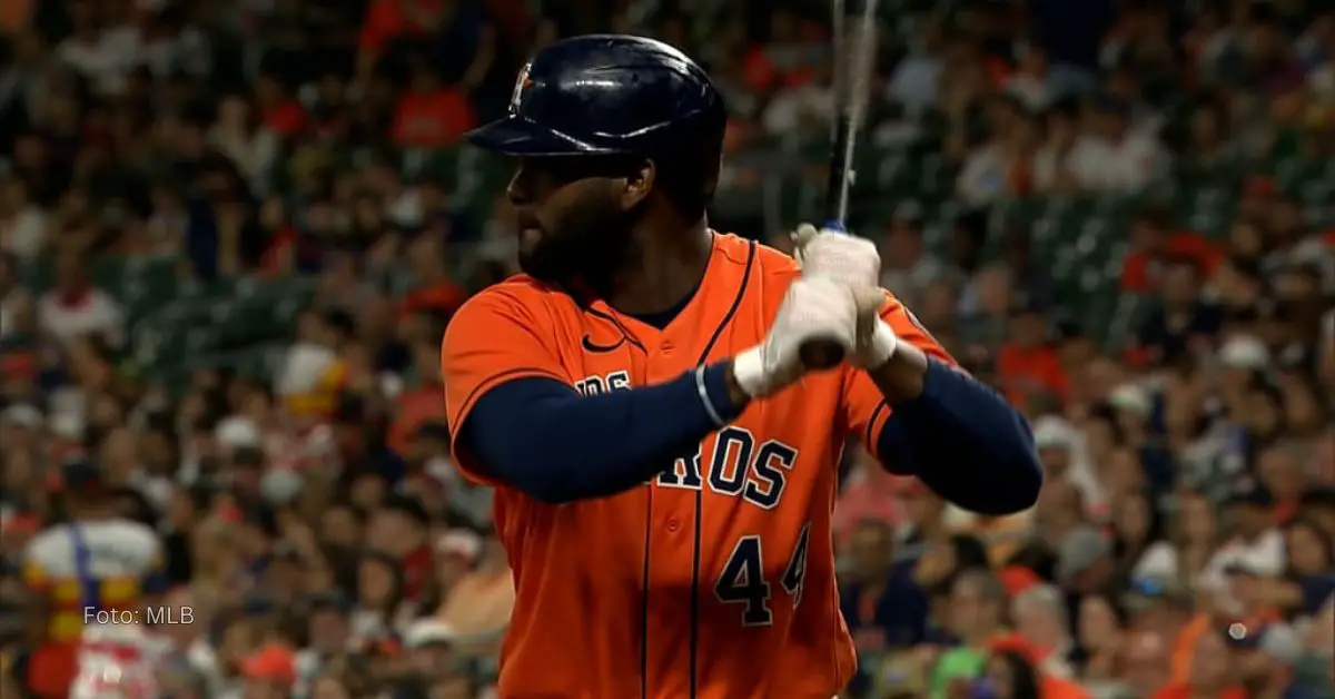 Yordan Alvarez en el cajón de bateo con Houston Astros