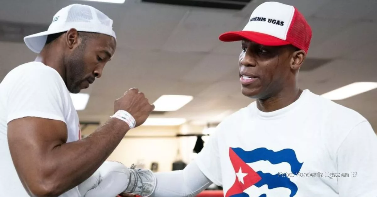 Yordenis Ugas entrenando con camiseta que tiene la bandera de Cuba