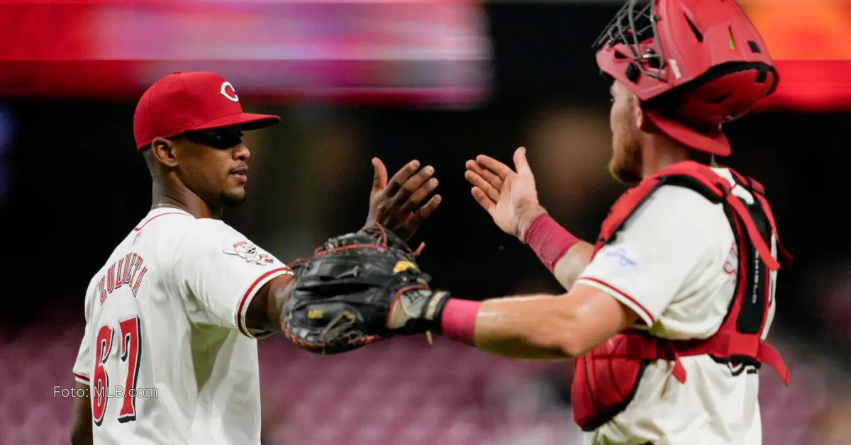 Yosver Zulueta saludando a su receptor luego de trabajar con Cincinnati Reds en Grandes Ligas