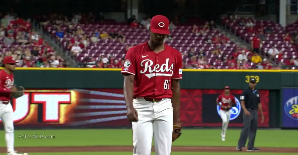 El cubano Yosver Zulueta con el uniforme de Cincinnati Reds en Grandes Ligas