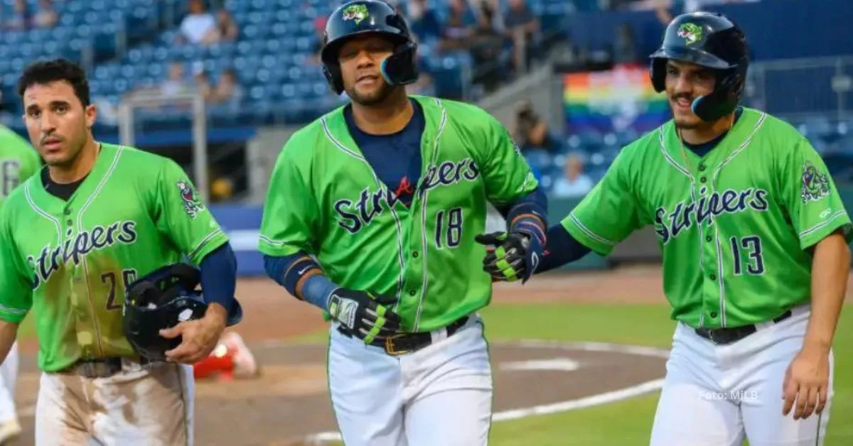 Yuli Gurriel con sus compañeros en Triple-A de Atlanta Braves tras anotar una carrera