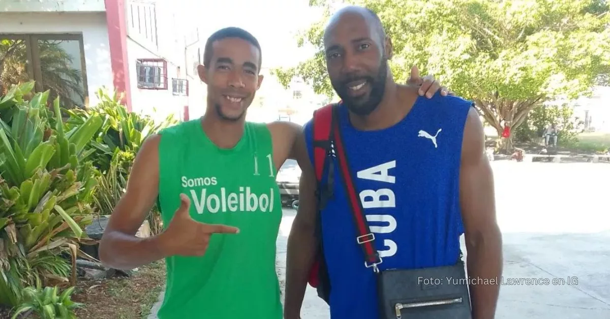 Yumichael Lawrence del Equipo Cuba junto a Robertlandy Simón, ambos sonriendo