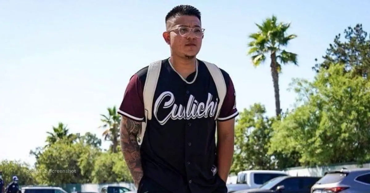 Julio Urías exhibiendo una camisa con su apodo en MLB