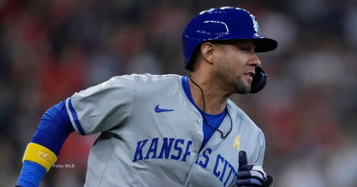 Yuli Gurriel con el uniforme de Kansas City Royals