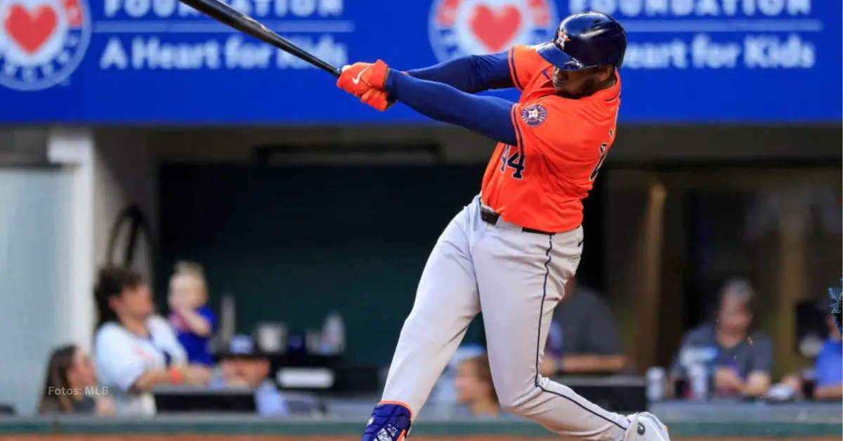 Yordan Alvarez haciendo swing con el uniforme de Houston Astros