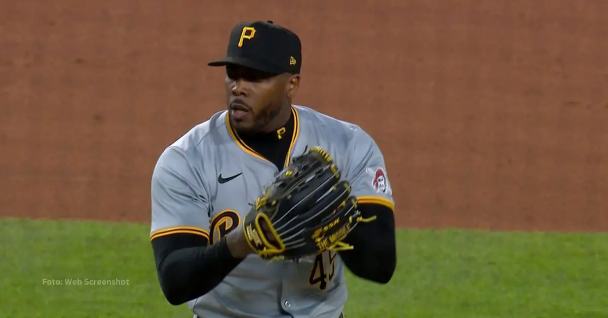 Aroldis Chapman lanzando con Pittsburgh