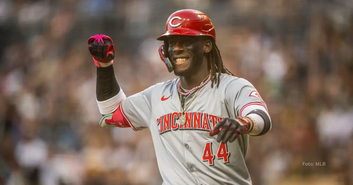 Elly De La Cruz celebrando con el uniforme de Cincinnati Reds