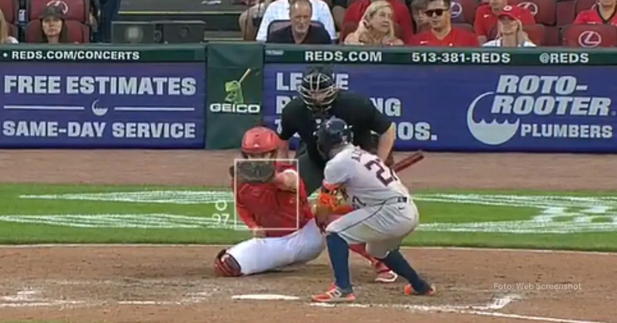 Jose Altuve observando el lanzamiento en Cincinnati