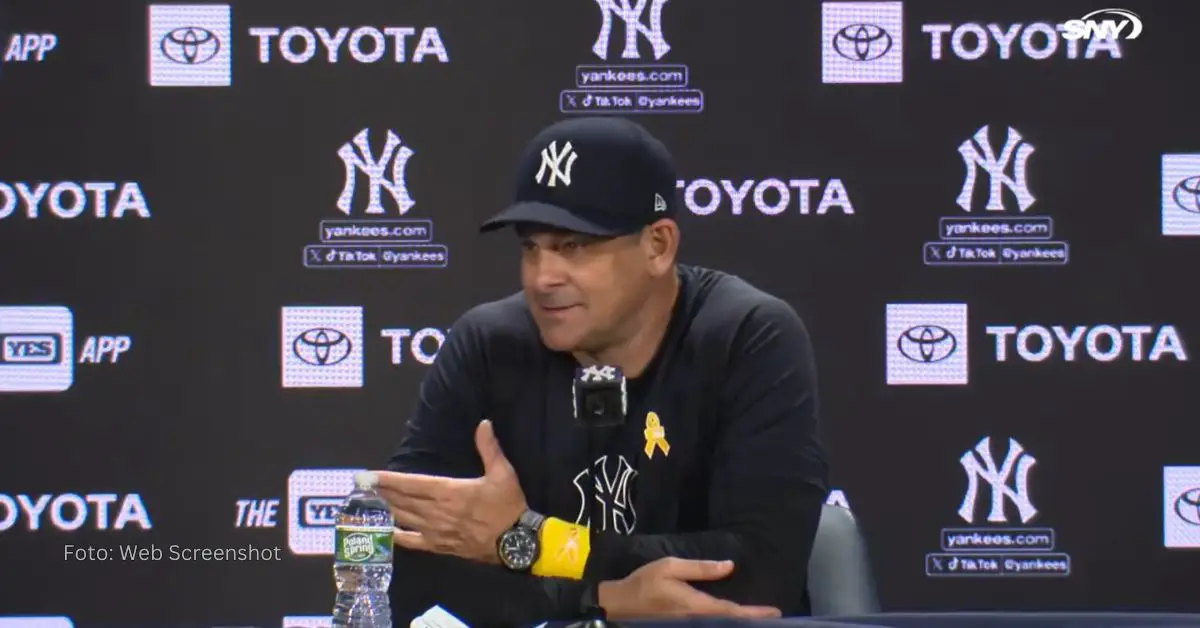 Aaron Boone dando declaraciones sobre Yankees