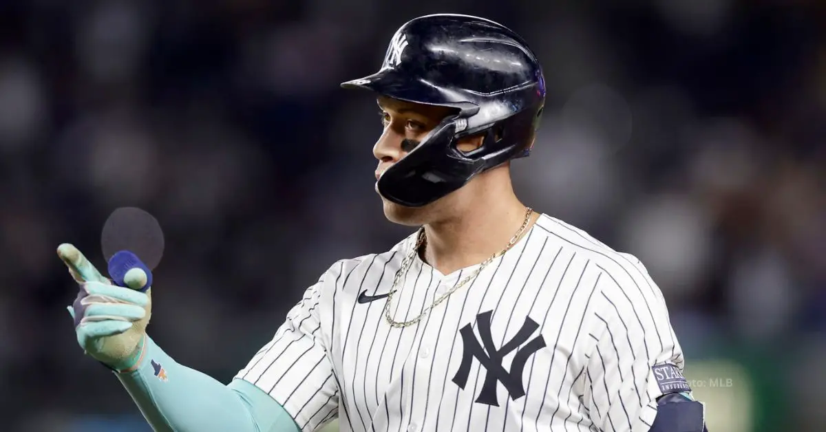 Aaron Judge haciendo gestos tras llegar a la inicial con New York Yankees