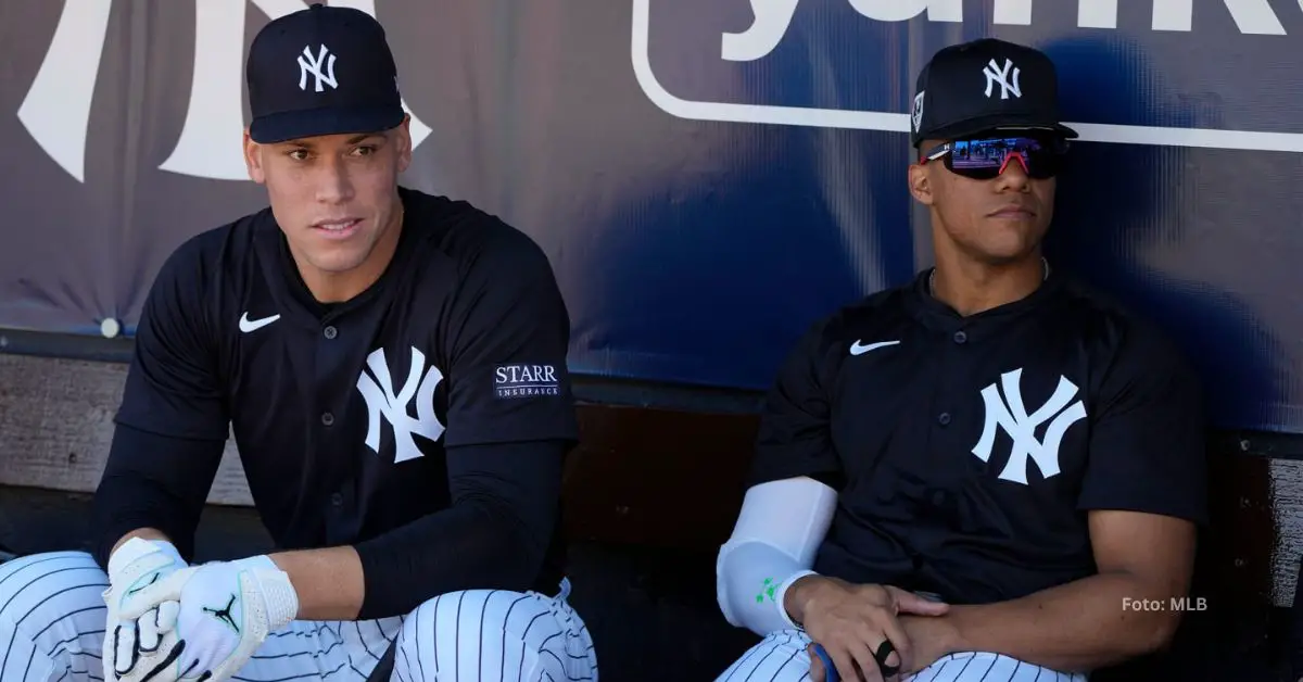 Aaron Judge y Juan Soto sentados en el dugout de New York Yankees