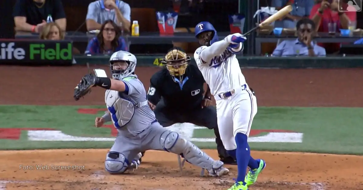 Adolis García conectando batazo con Texas Rangers