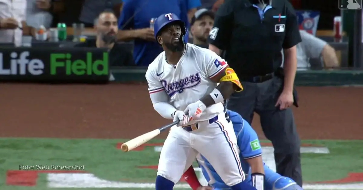 Adolis García conectando jonrón con Texas Rangers