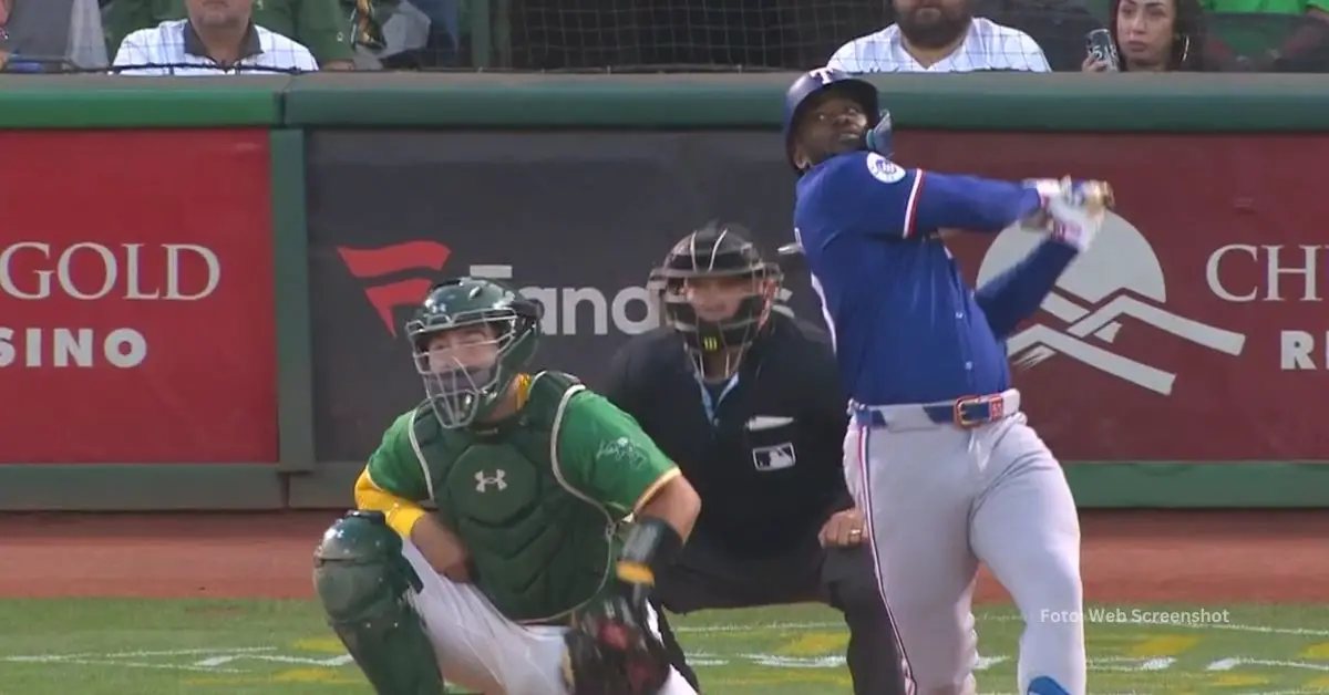 Adolis Garcia observando un doble con Texas Rangers