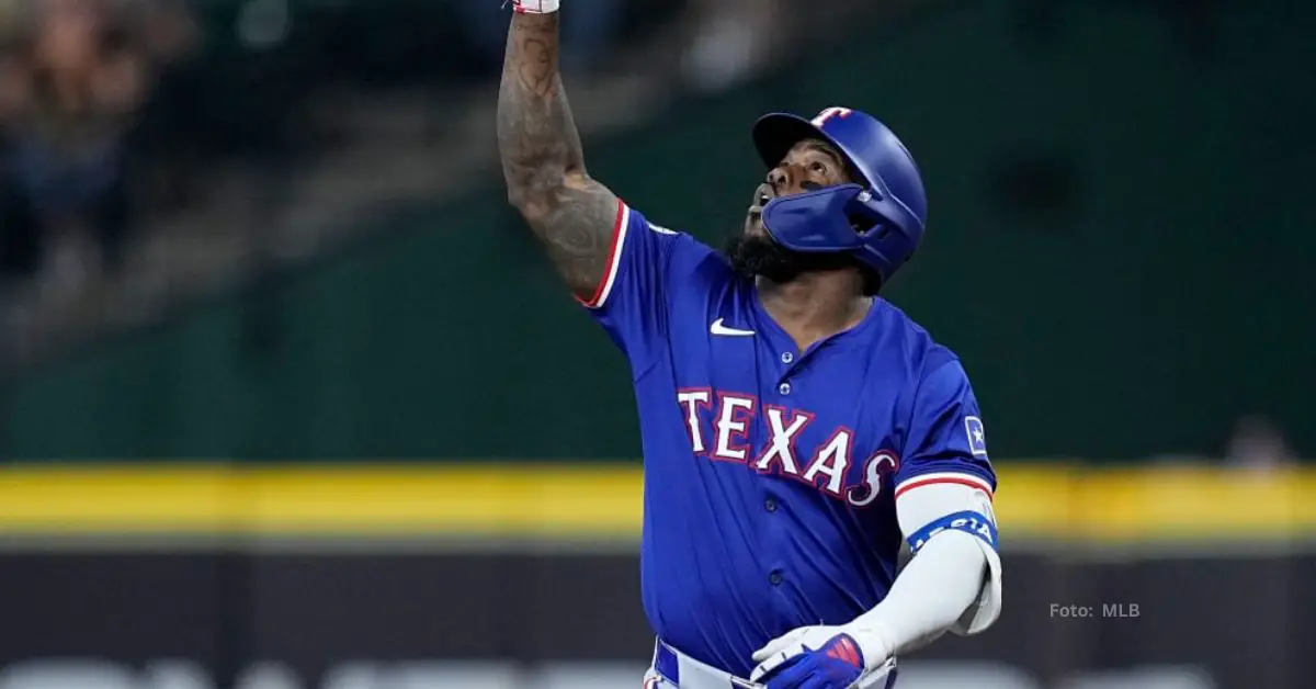 Adolis García señalando el cielo tras sencillo productor con Texas Rangers