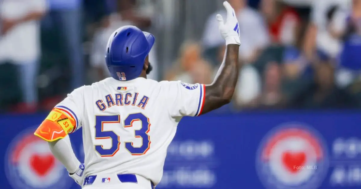 Adolis García señalando el cielo tras conectar jonrón con Texas Rangers