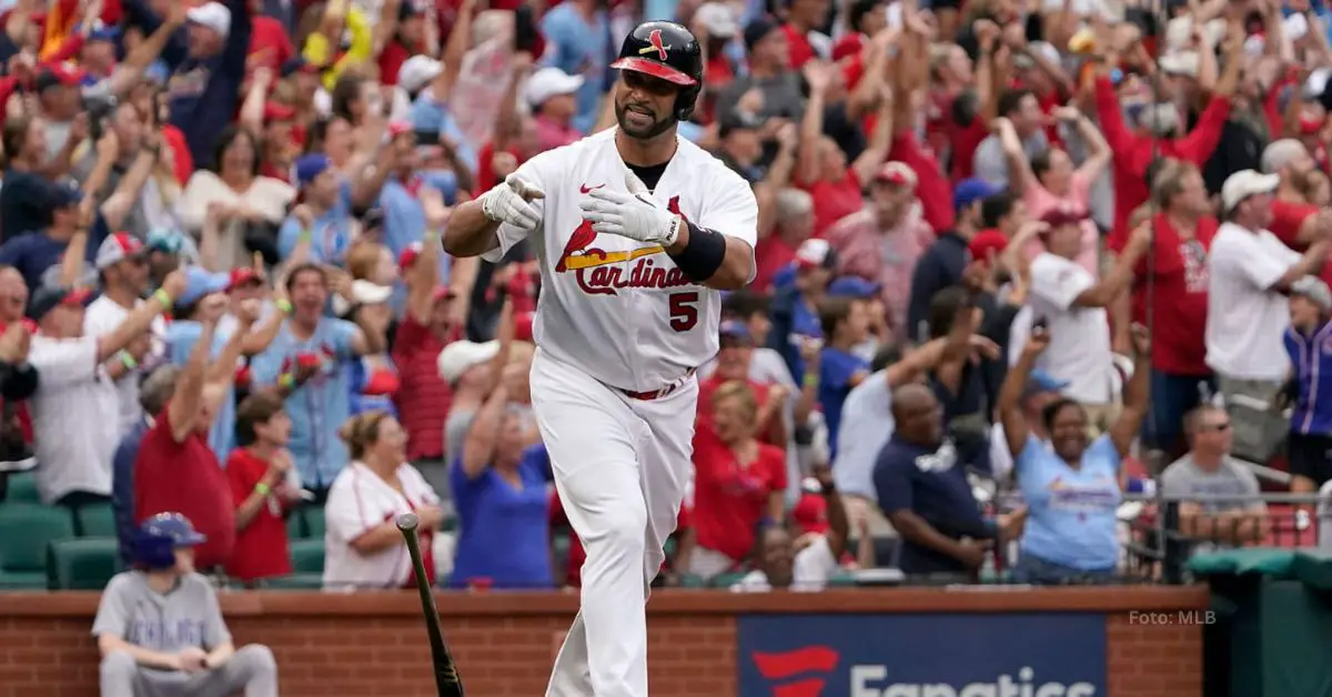 Albert Pujols haciendo señas al dugout tras jonrón con St. Louis Cardinals