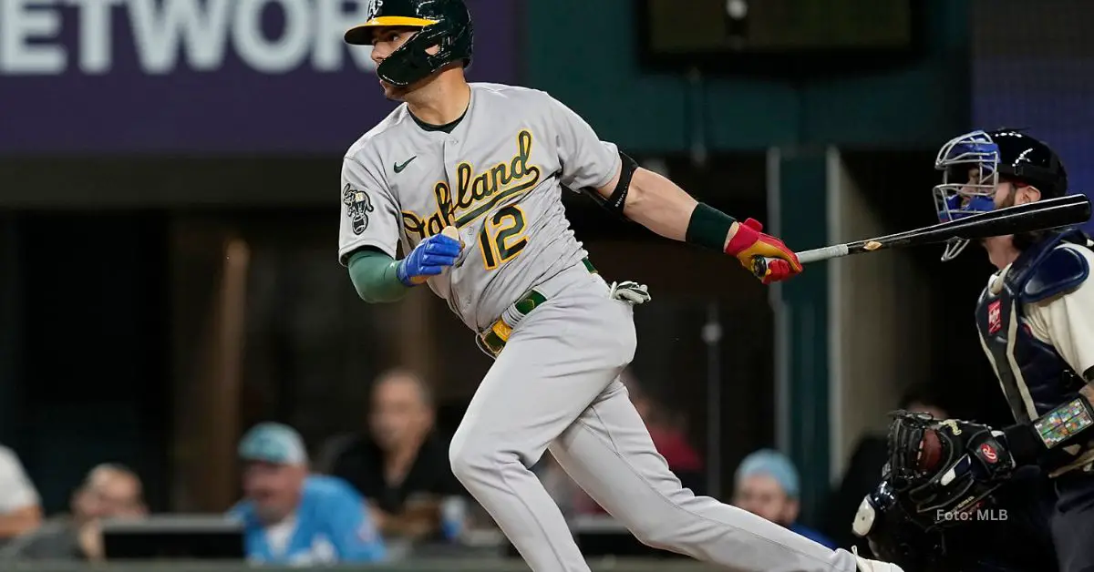 Aledmys Díaz bateando con Oakland Athletics