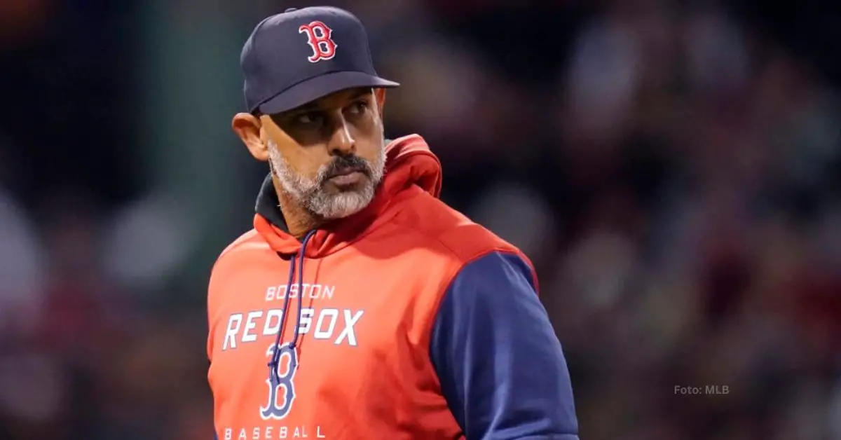 Alex Cora con el conjunto de Boston Red Sox