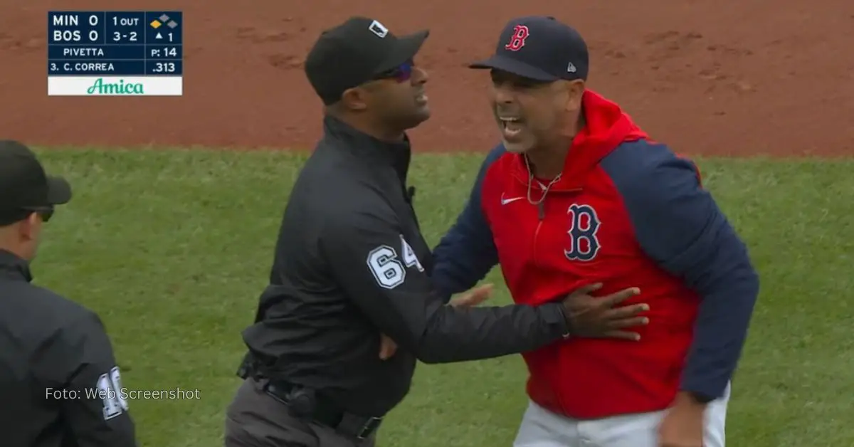 Alex Cora reclamando a los umpire de MLB.