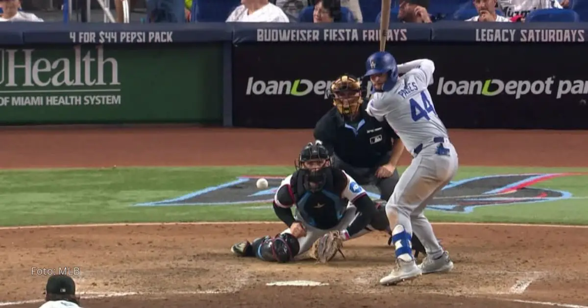 Cubano Andy Pages en un turno ofensivo durante el juego entre Los Angeles Dodgers y Miami Marlins