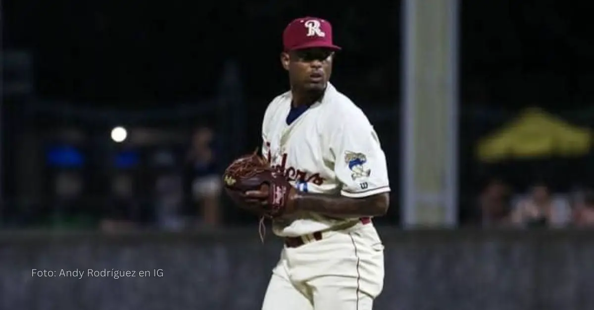 Andy Rodríguez lanzando en Doble A de Texas Rangers