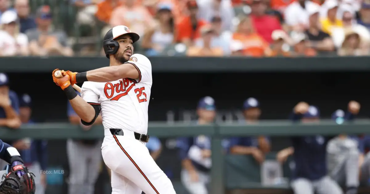 Anthony Santander bateando con Baltimore Orioles