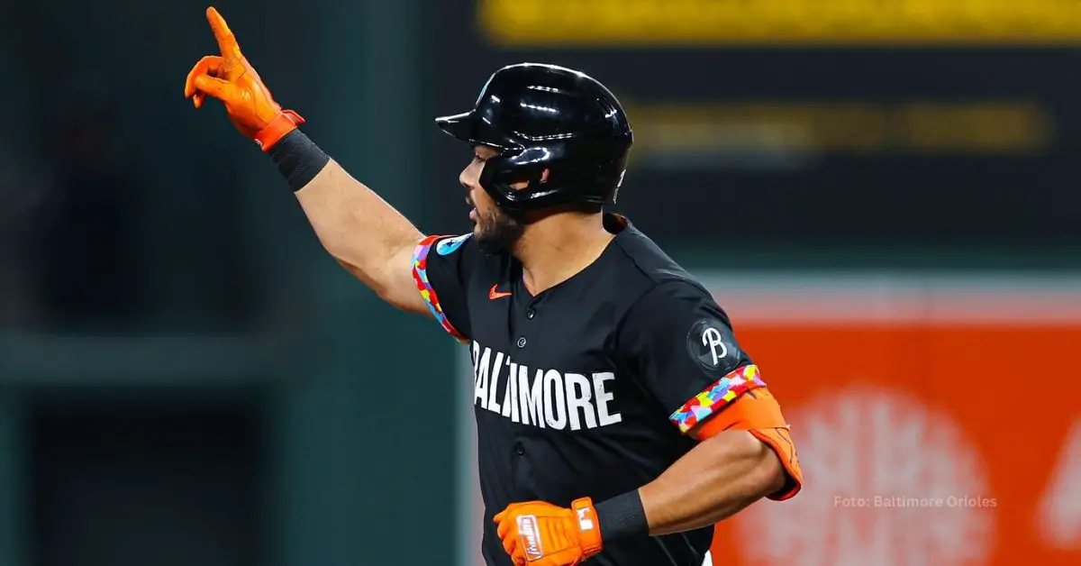 Anthony Santander señalando las gradas tras jonrón con Baltimore Orioles