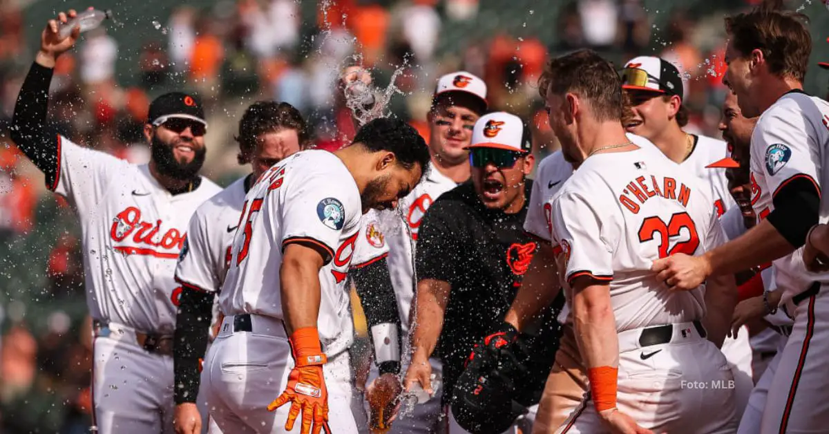 Anthony Santander celebrando tras jonron en el 9na con Baltimore Orioles