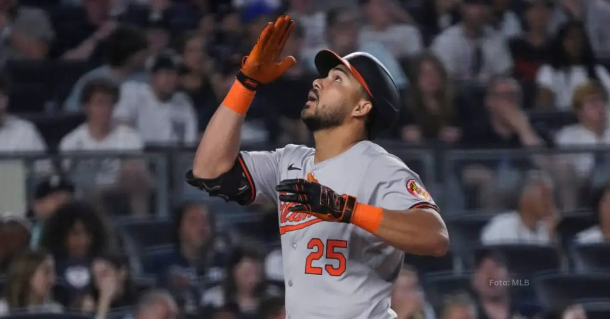 Anthony Santander mirando al cielo tras conectar cuadrangular con Baltimore Orioles