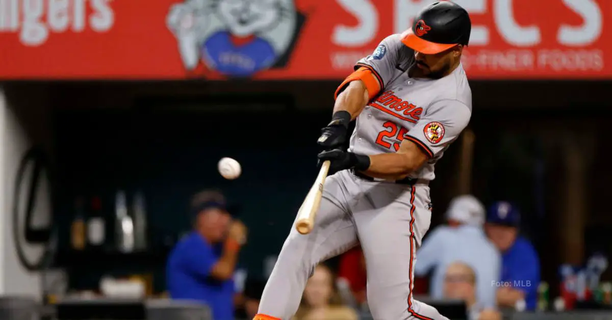 Anthony Santander haciendo swing con Baltimore Orioles