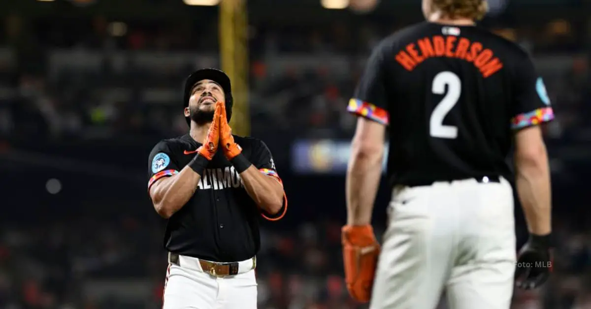 Anthony Santander agradeciendo tras conectar jonrón con Baltimore Orioles