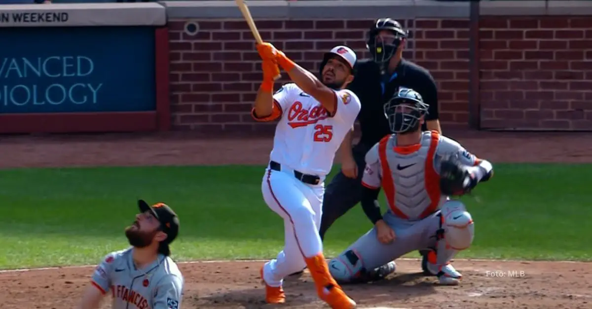 Anthony Santander conectando cuadrangular con Baltimore Orioles