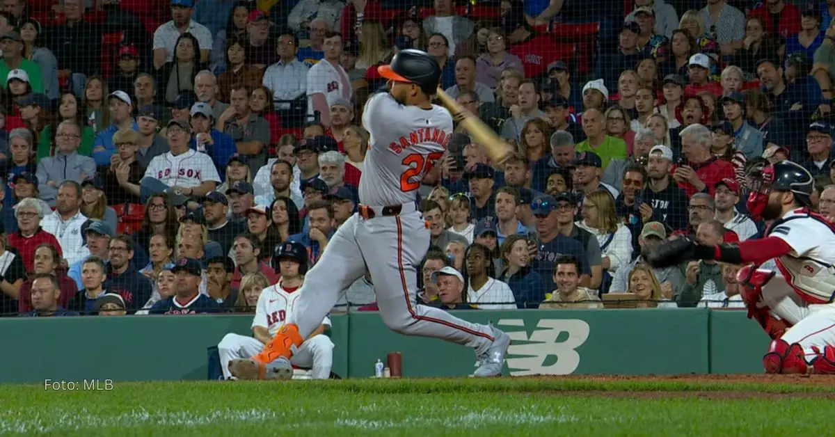 Anthony Santander haciendo swing de jonrón con el uniforme de Baltimore Orioles en MLB