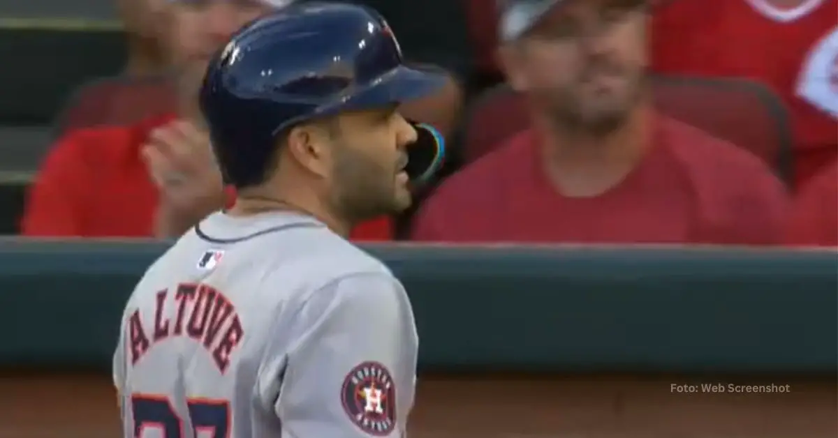 Momento en donde Jose Altuve retorna al dugout luego del ponche en Cincinnati