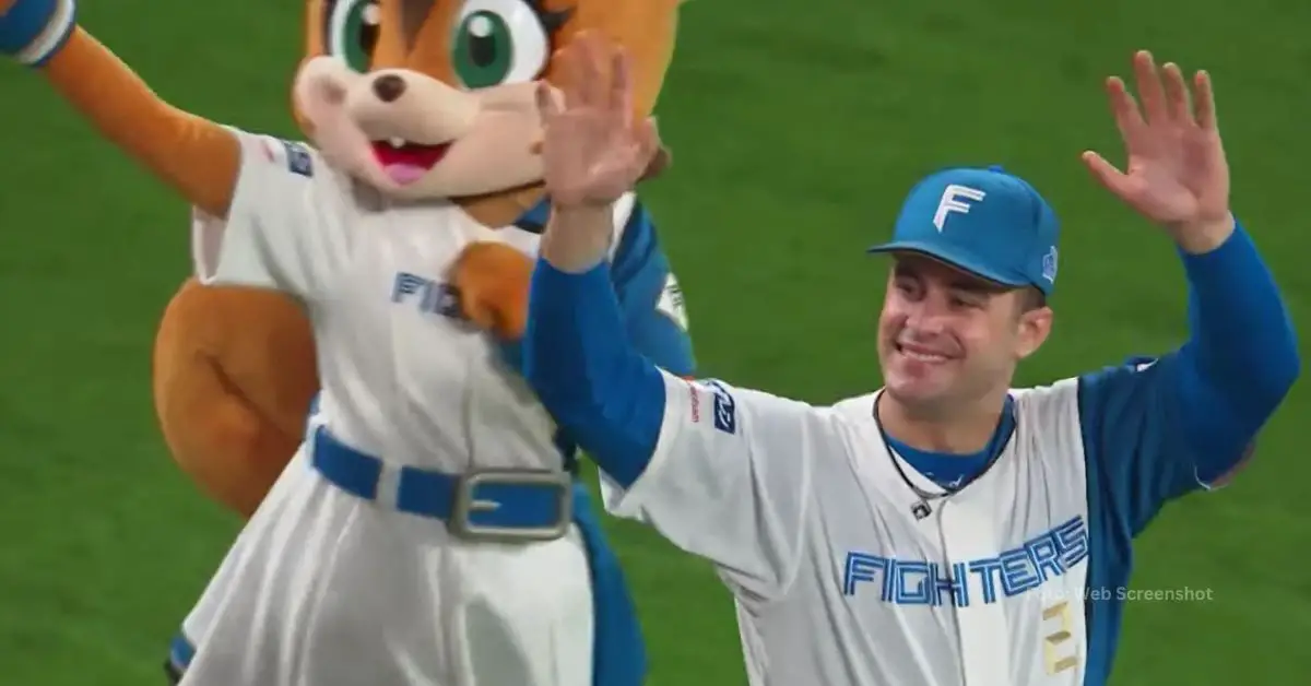 Ariel Martínez saludando a los fanáticos de Nippon Ham Fighters